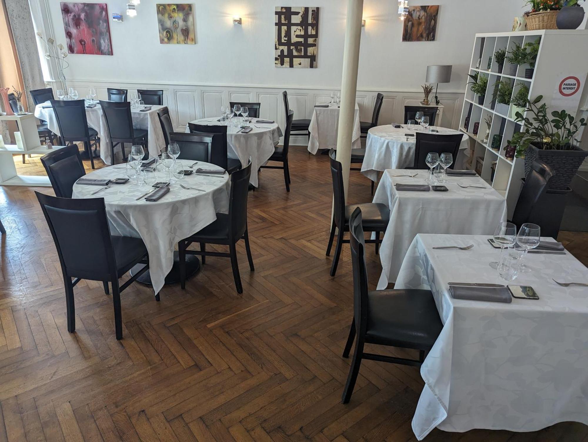 Logis Hotel Restaurant De La Poste Pontgibaud Exterior photo
