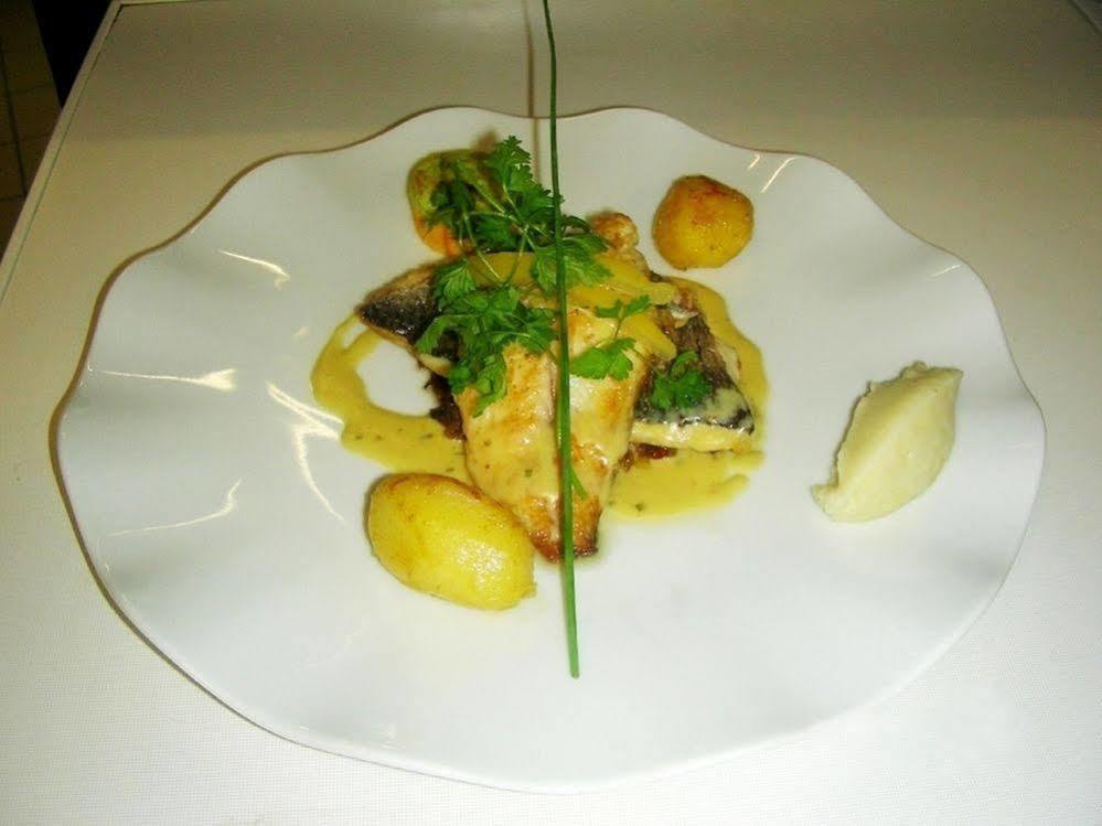 Logis Hotel Restaurant De La Poste Pontgibaud Exterior photo